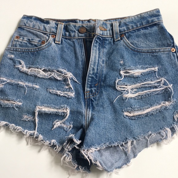 High waisted VINTAGE levis denim shorts - Picture 1 of 3